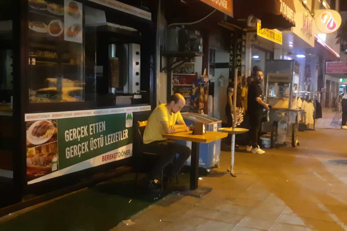 Küçükçekmece’de elektrikler gitti, esnaf gün boyu mum ışığında iş yapmaya çalıştı