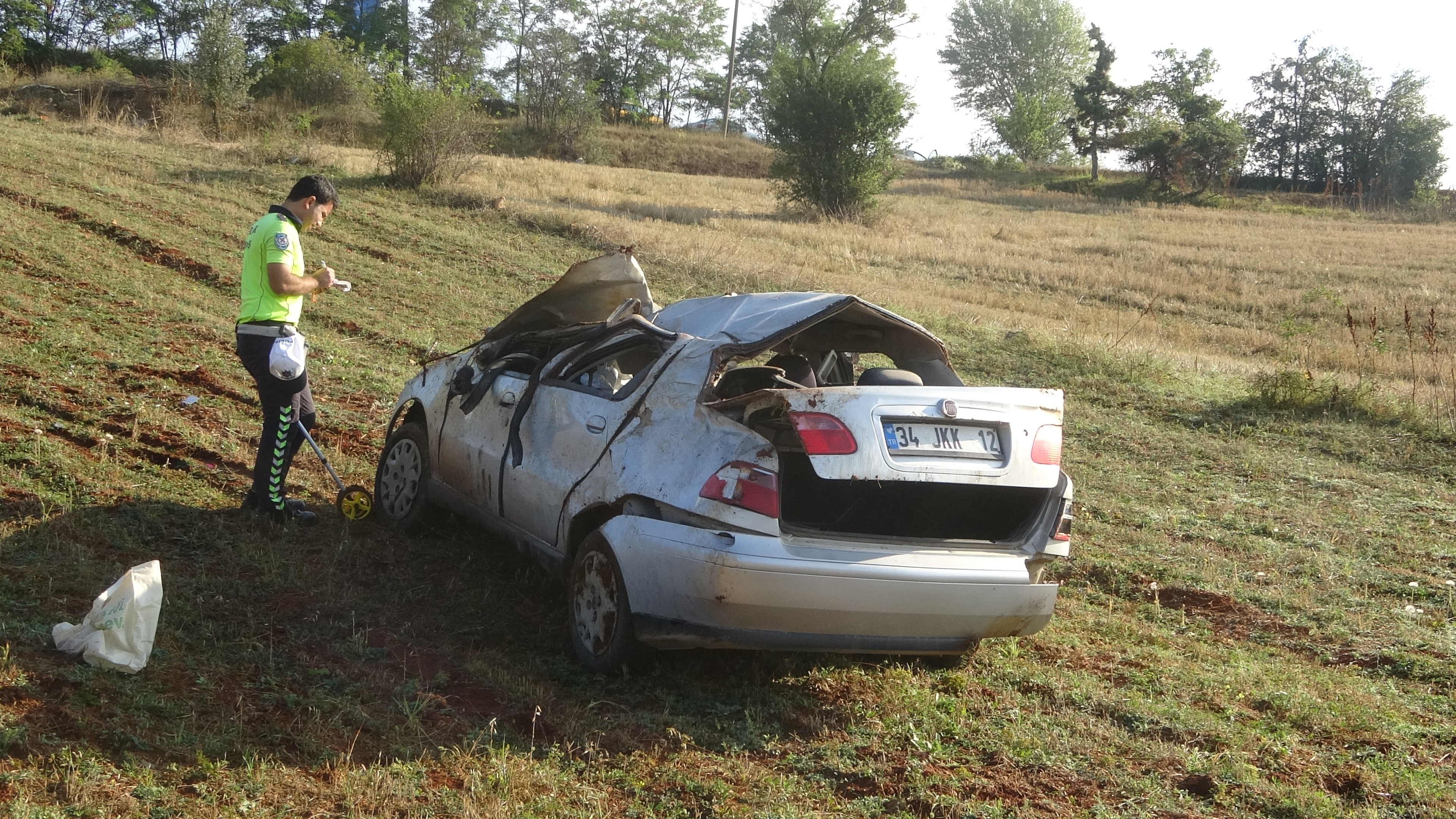 Şarampole yuvarlanan otomobil 50 metre sürüklenerek durabildi: 1 ölü