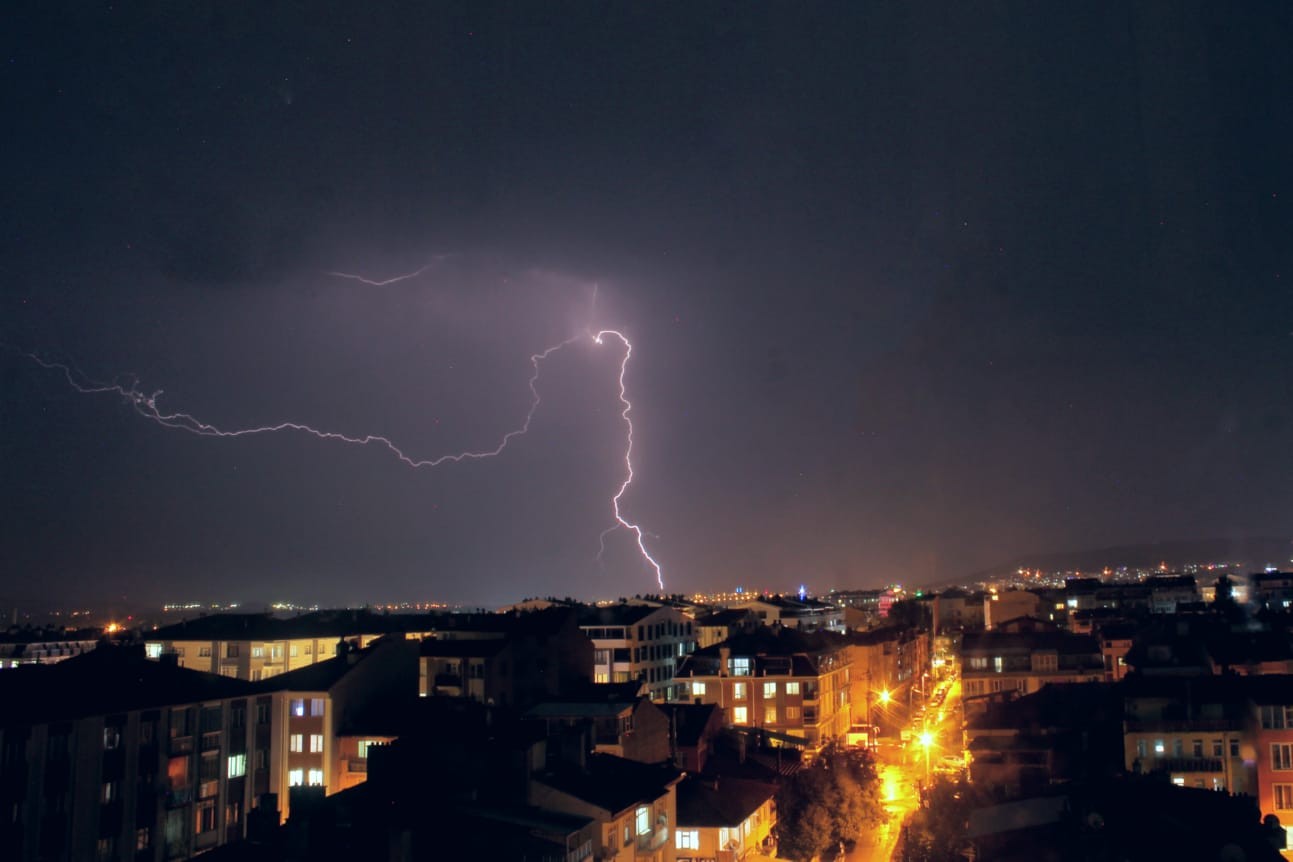 Kütahya’da çakan şimşekler kartpostallık görüntü oluşturdu
