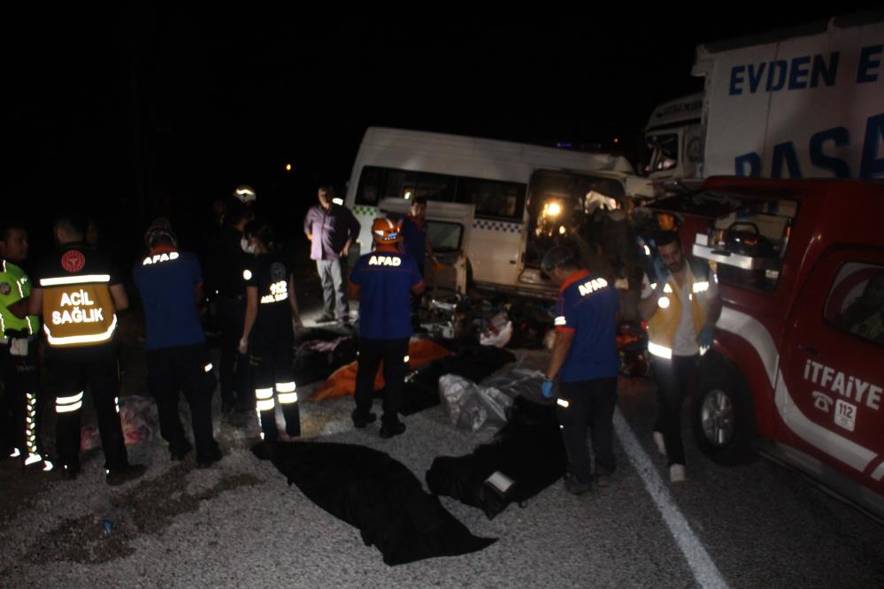 Düğün dönüşü feci kaza: 7 ölü, 9 yaralı