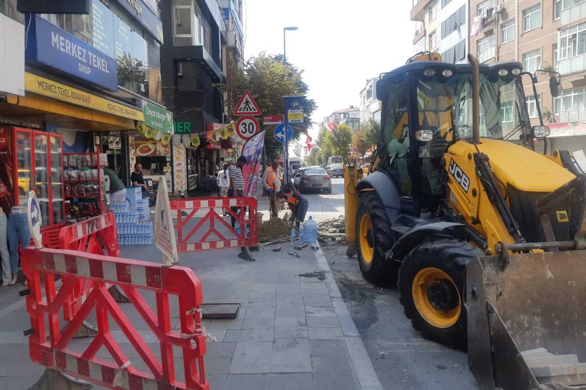 Küçükçekmece’de elektrikler gitti, esnaf gün boyu mum ışığında iş yapmaya çalıştı