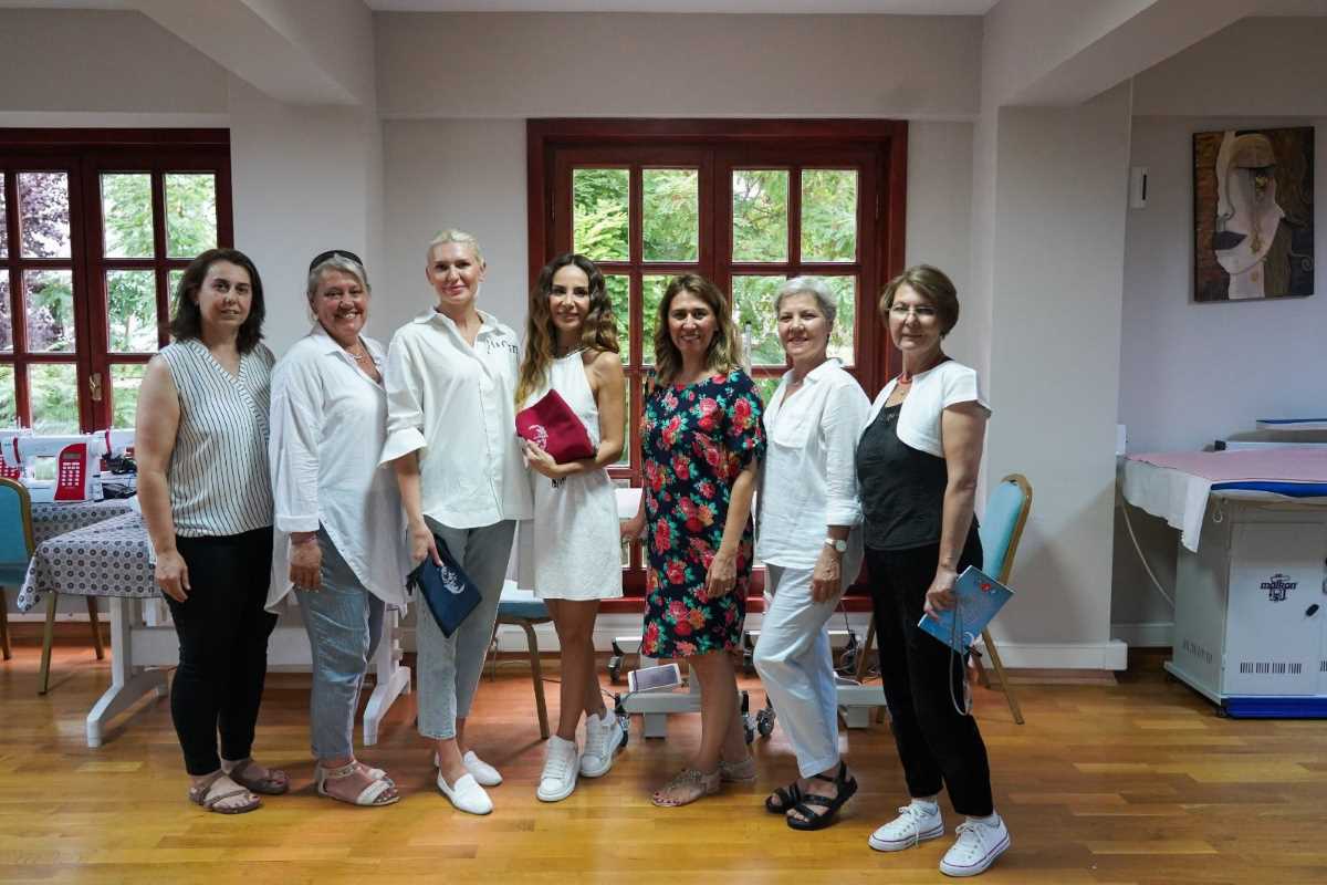 Şarkıcı Betül Demir tezgâh başına geçerek Bilecik Bezi dokudu