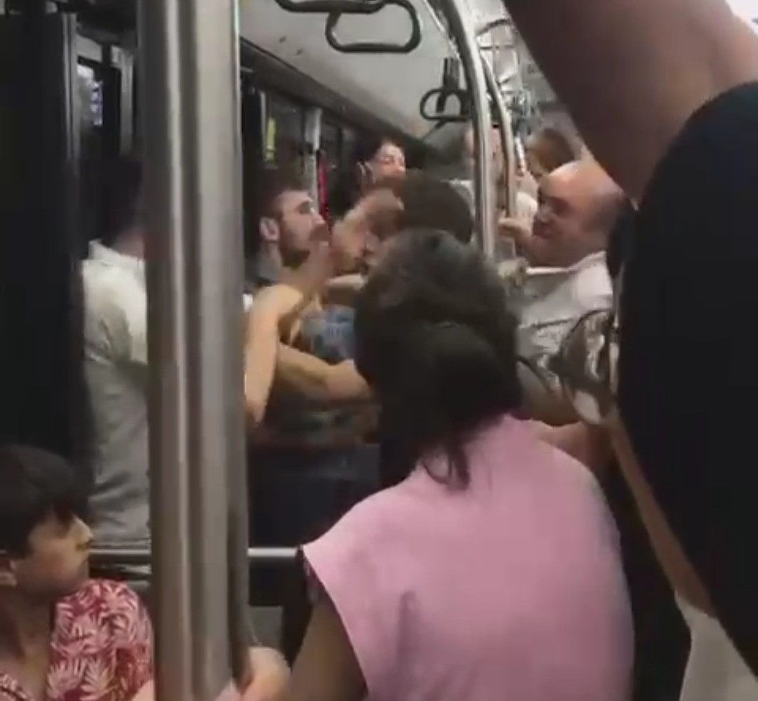 Otobüste tekme tokat birbirlerine girdiler