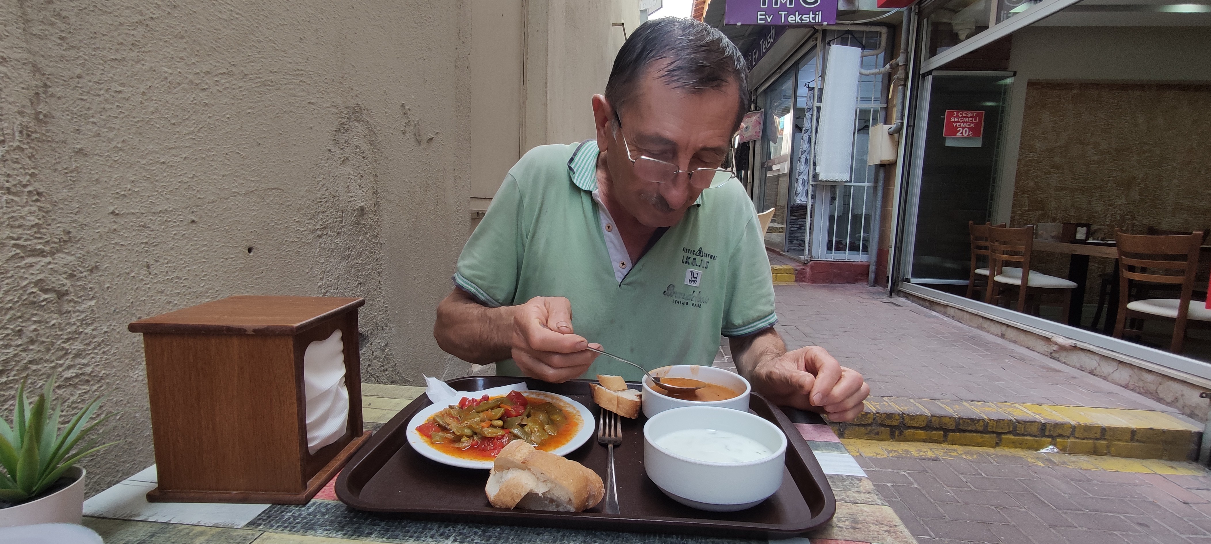 Çorba fiyatına 3 kap yemek satıp, hayır dua alıyor