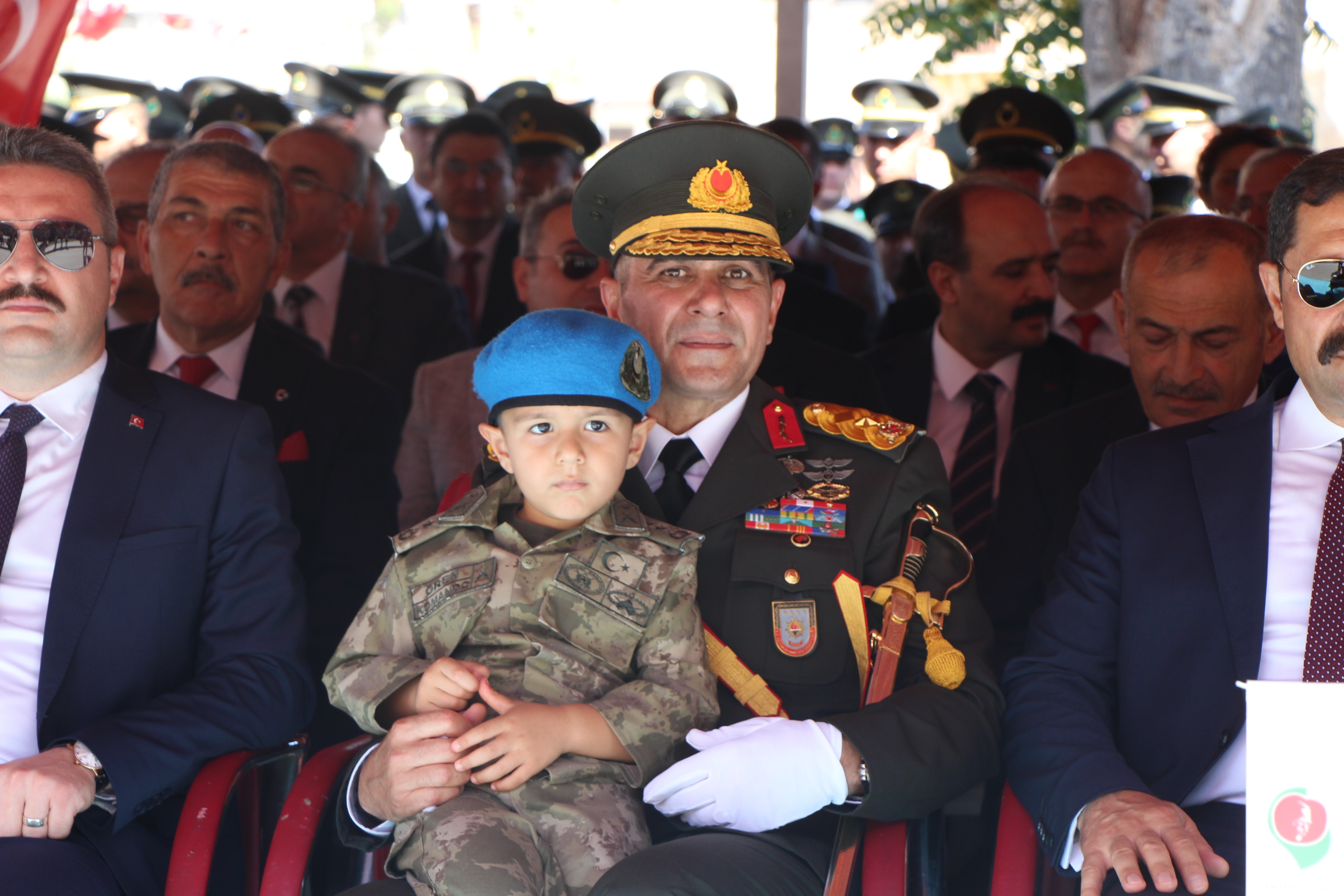 4 yaşındaki çocuktan protokolün arasında saygı duruşu