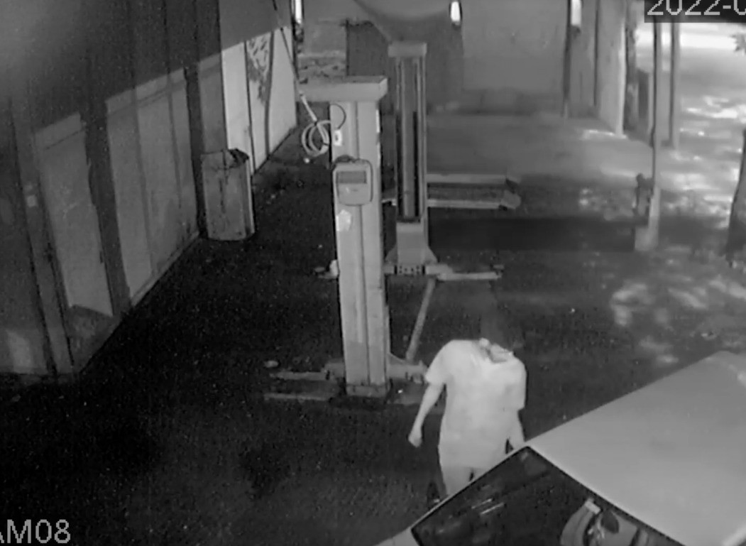 Otomobilleri tek tek dolaştı, tek poşetle geldiği sanayi çarşısından 4 poşetle çıktı