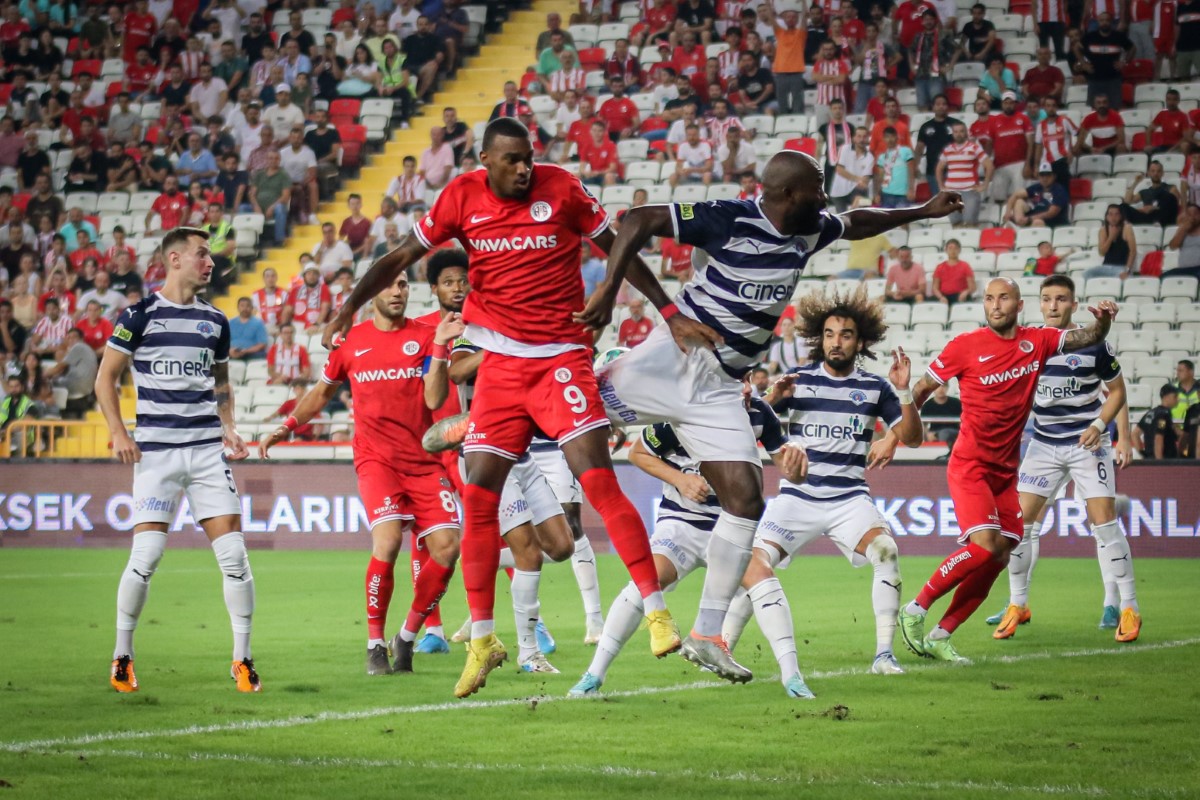 Antalyaspor sahasında Kasımpaşa'ya mağlup oldu