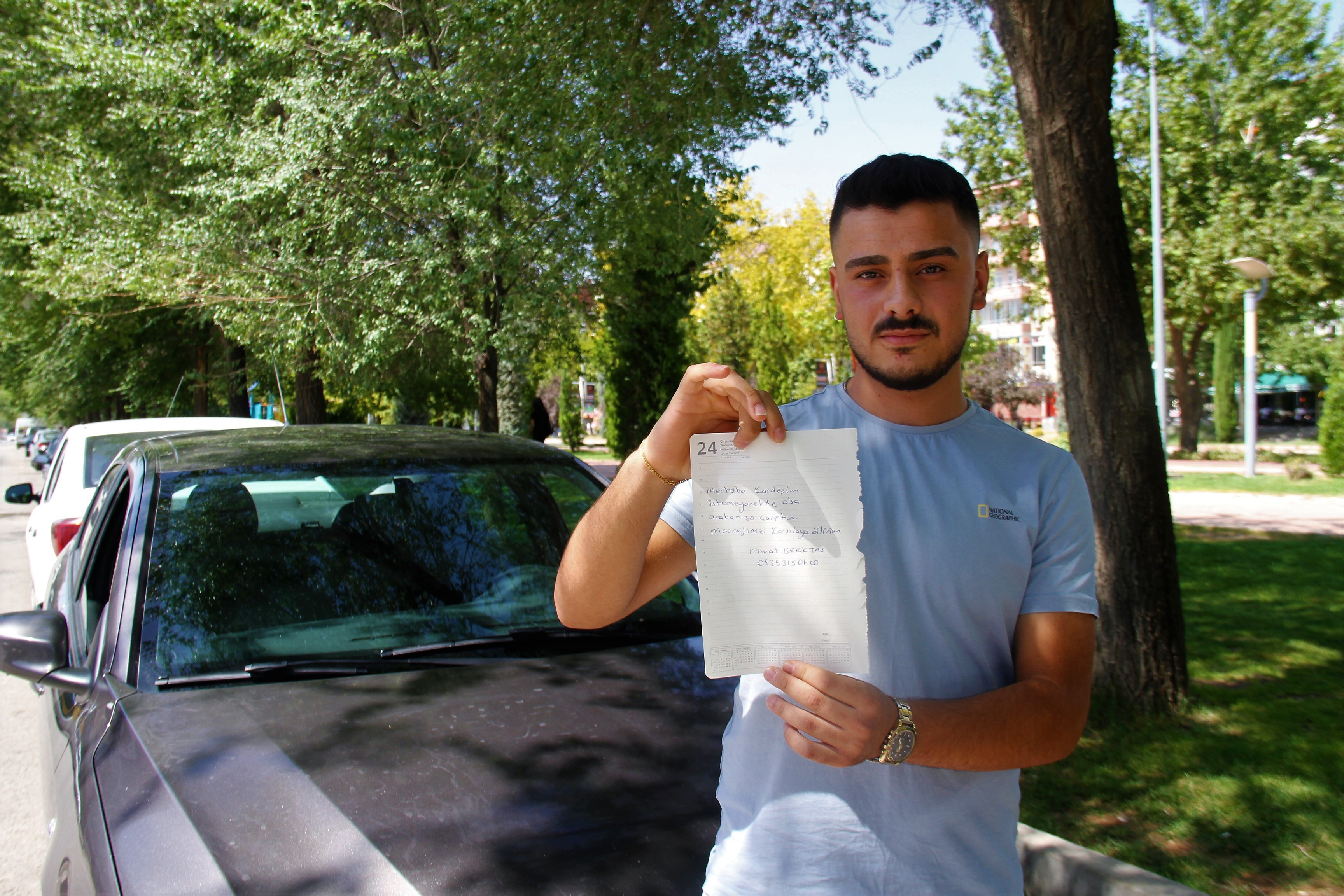 Arabasına binince ceza yediğini zannetti, gerçeği görünce 'İnsanlık ölmemiş' dedi