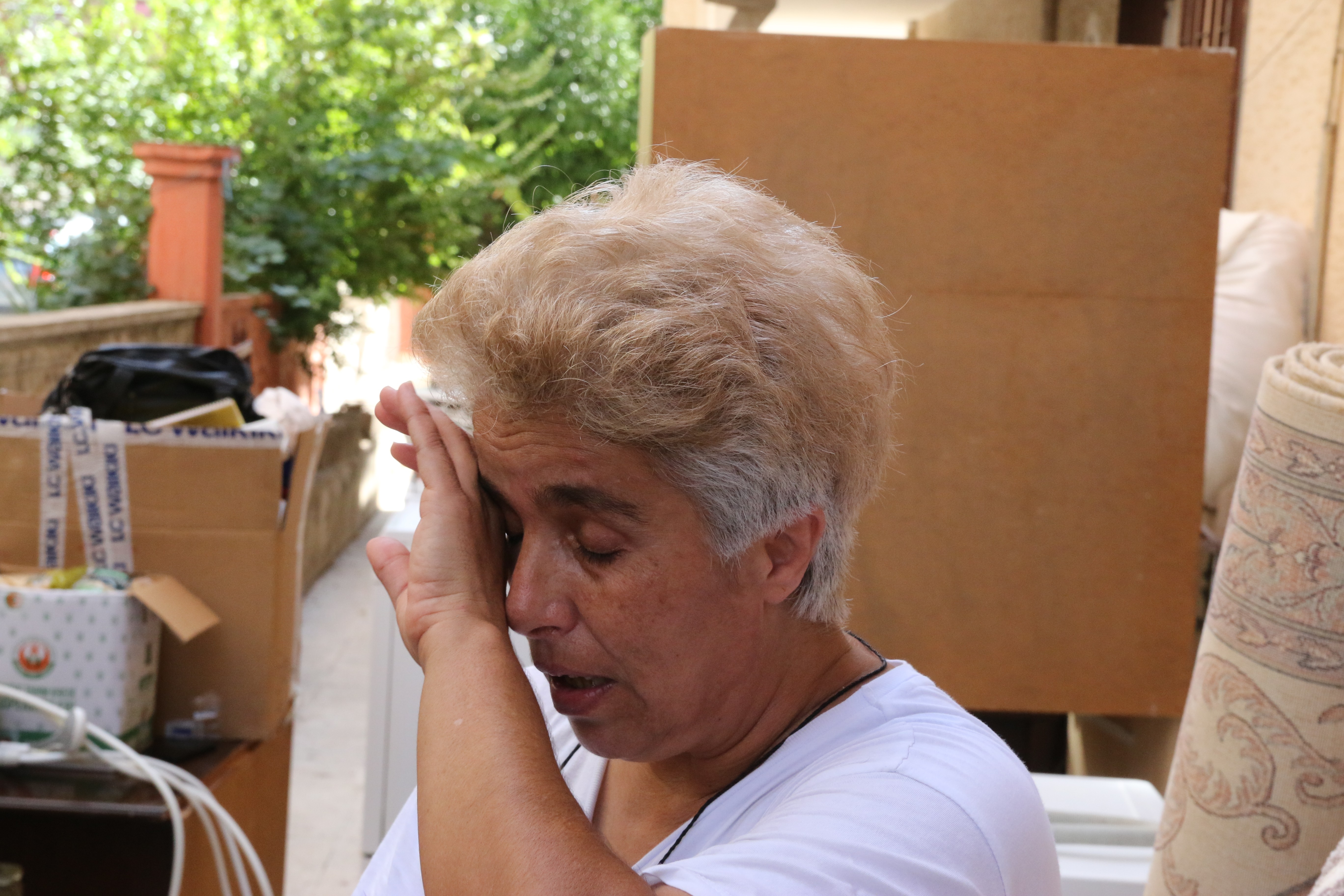 Antalya’da 4 çocuk annesi kadın eşyalarıyla birlikte dışarda kaldı