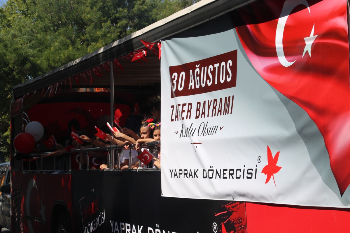 Gazi ve çocuklar 30 Ağustos’u coşkuyla kutladı