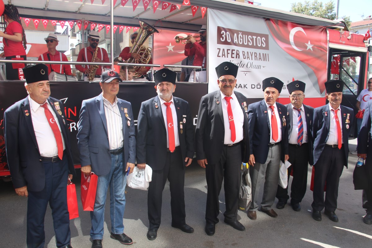 Gazi ve çocuklar 30 Ağustos’u coşkuyla kutladı