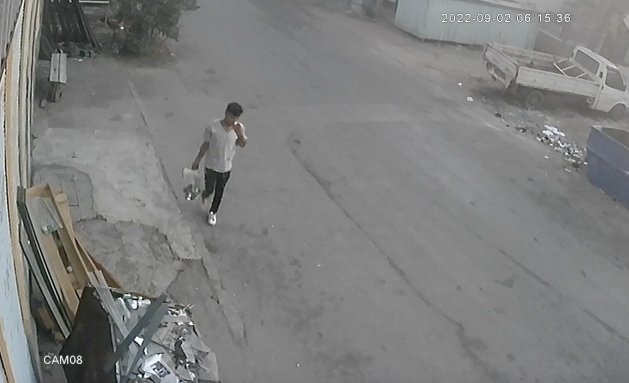 Otomobilleri tek tek dolaştı, tek poşetle geldiği sanayi çarşısından 4 poşetle çıktı