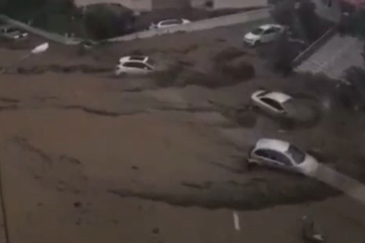 Mudanya'da sel arabaları sürükledi, karayla deniz birleşti