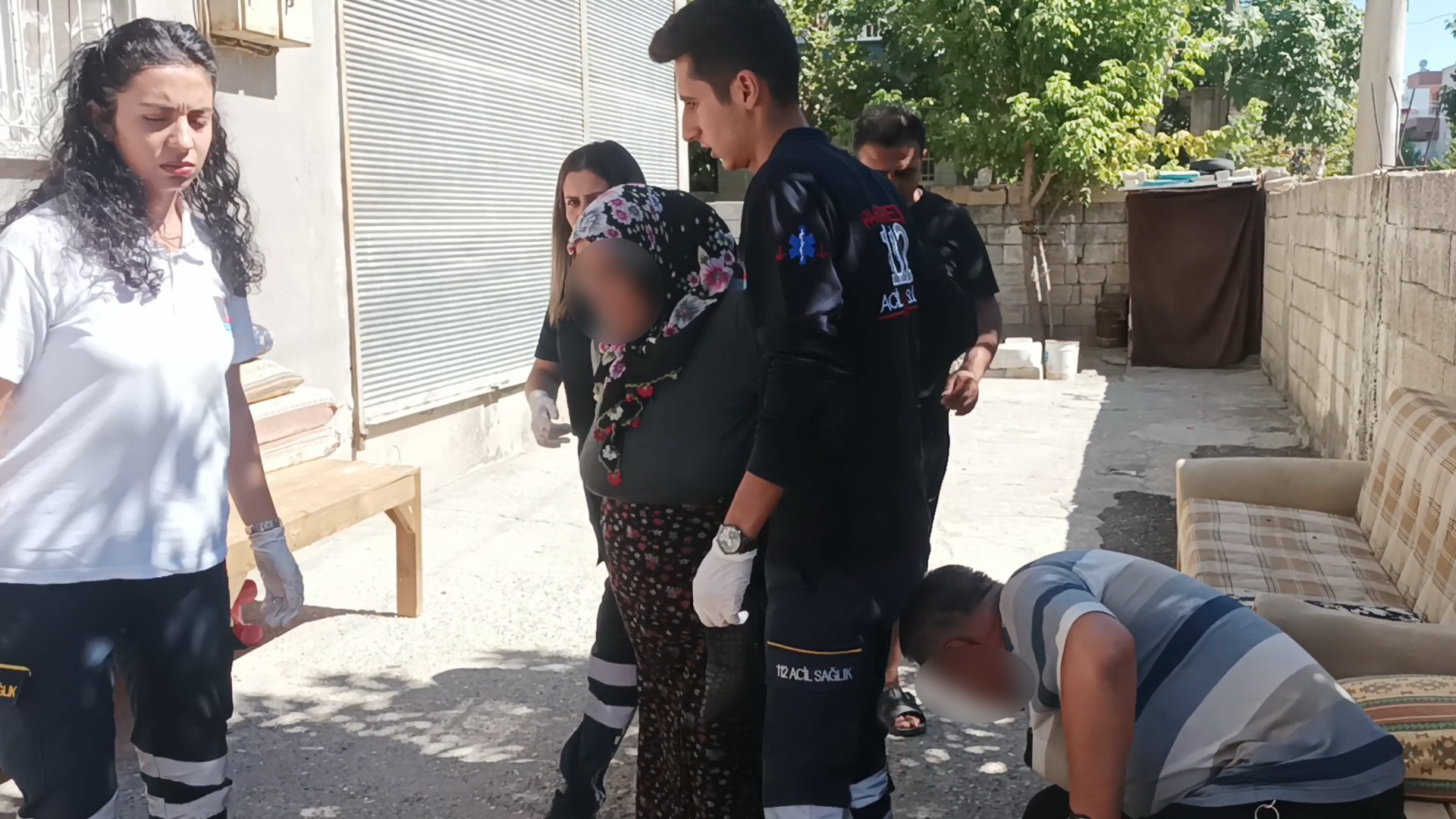 Annesini bıçakladı, babasını darbetti