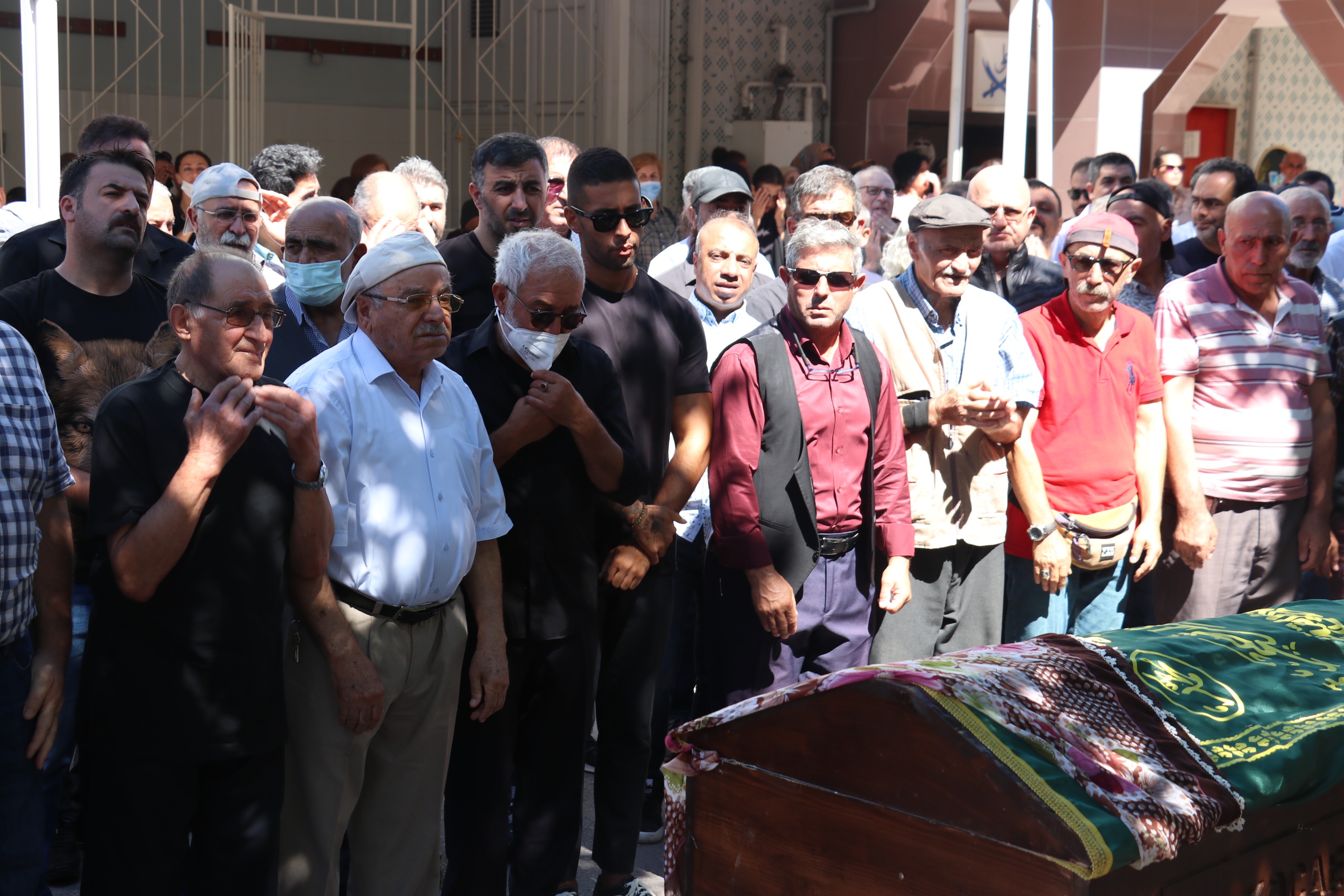 Ünlü oyuncudan annesine en acı görev