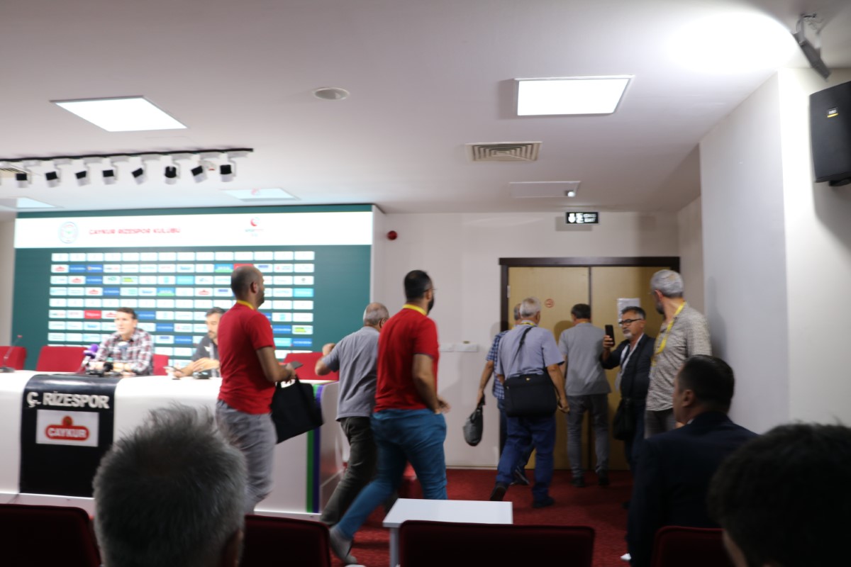 Gazeteciler Bayram Bektaş’ı protesto ederek salondan ayrıldı