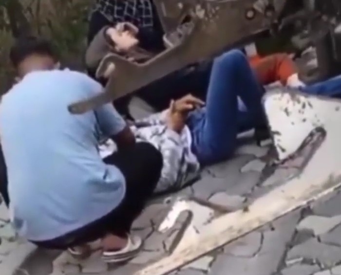 Sancaktepe’de elektrikli bisikletin freni boşaldı, 5 kişilik aile savrularak kamyonete çarptı