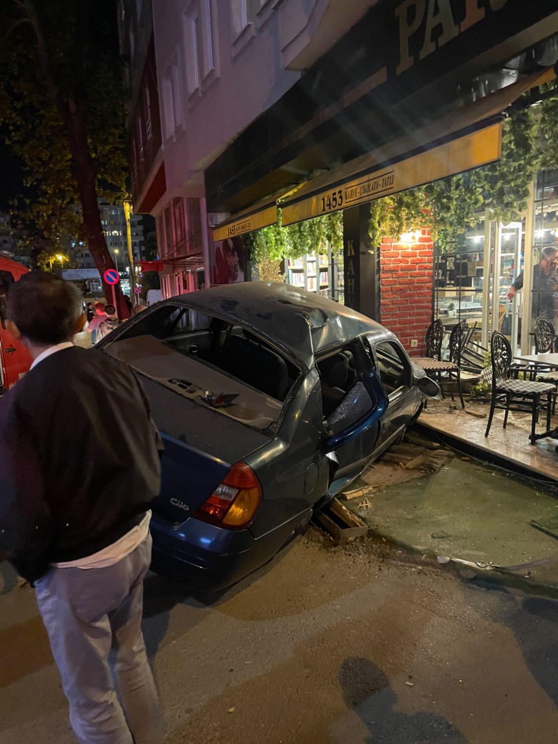 Bursa'da otomobille kafaya daldı... O anlar kamerada