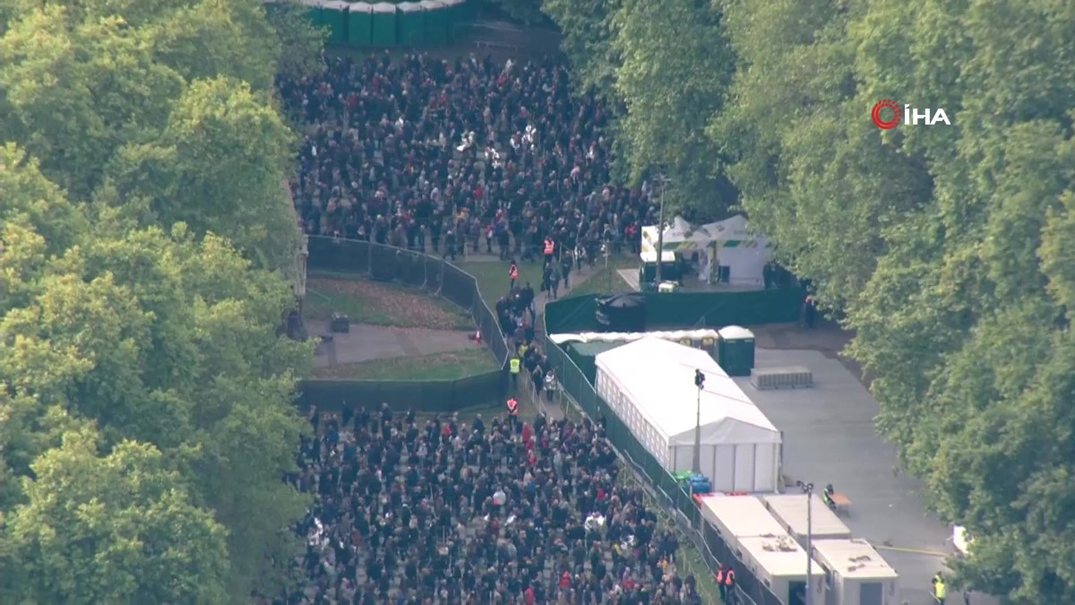 David Beckham, Kraliçe II. Elizabeth'in naaşını görebilmek için 12 saat kuyrukta bekledi