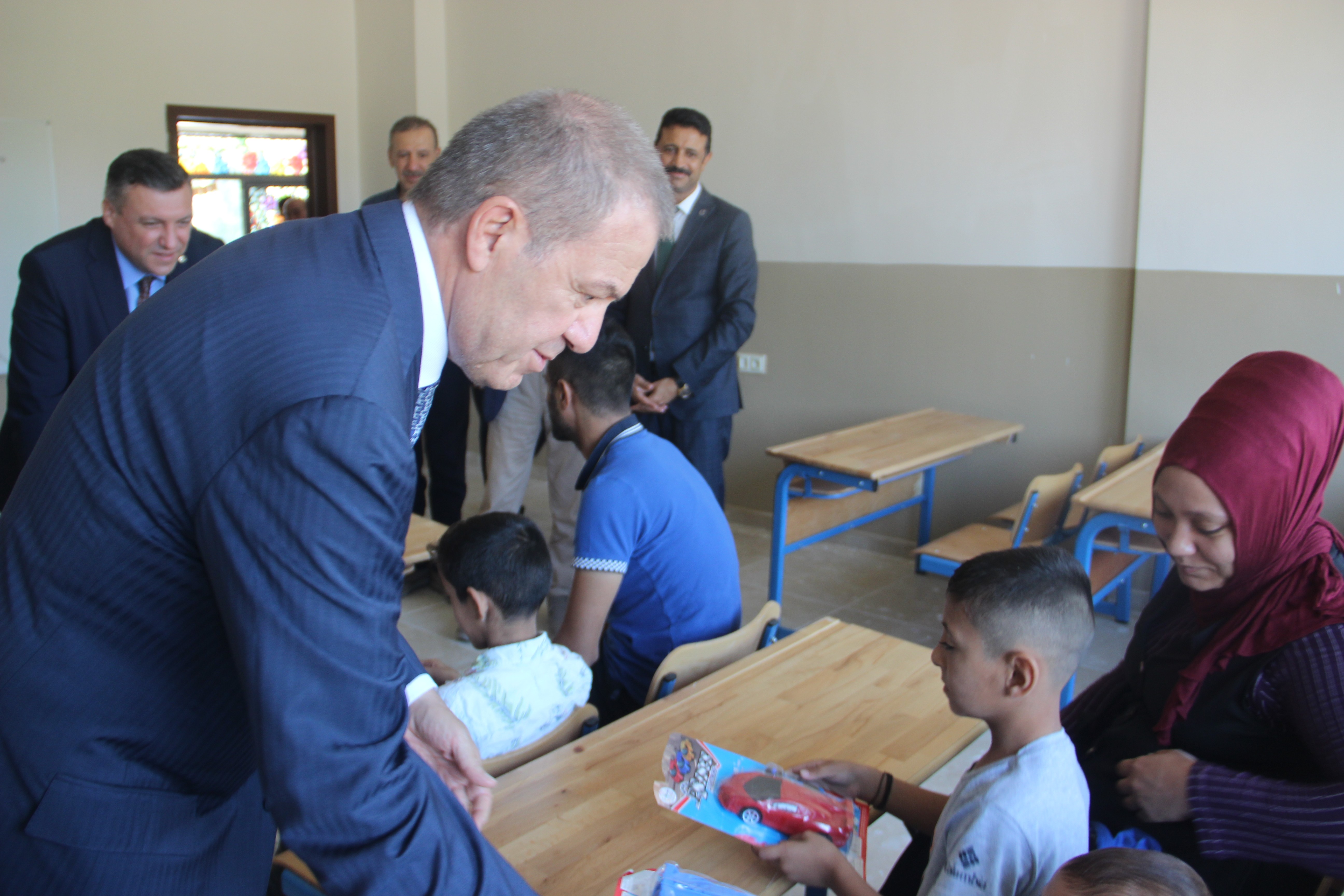 Galatasaray'ın eski yöneticisi Necati Demirkol, özel gereksinimli çocuklar için okul yaptırdı