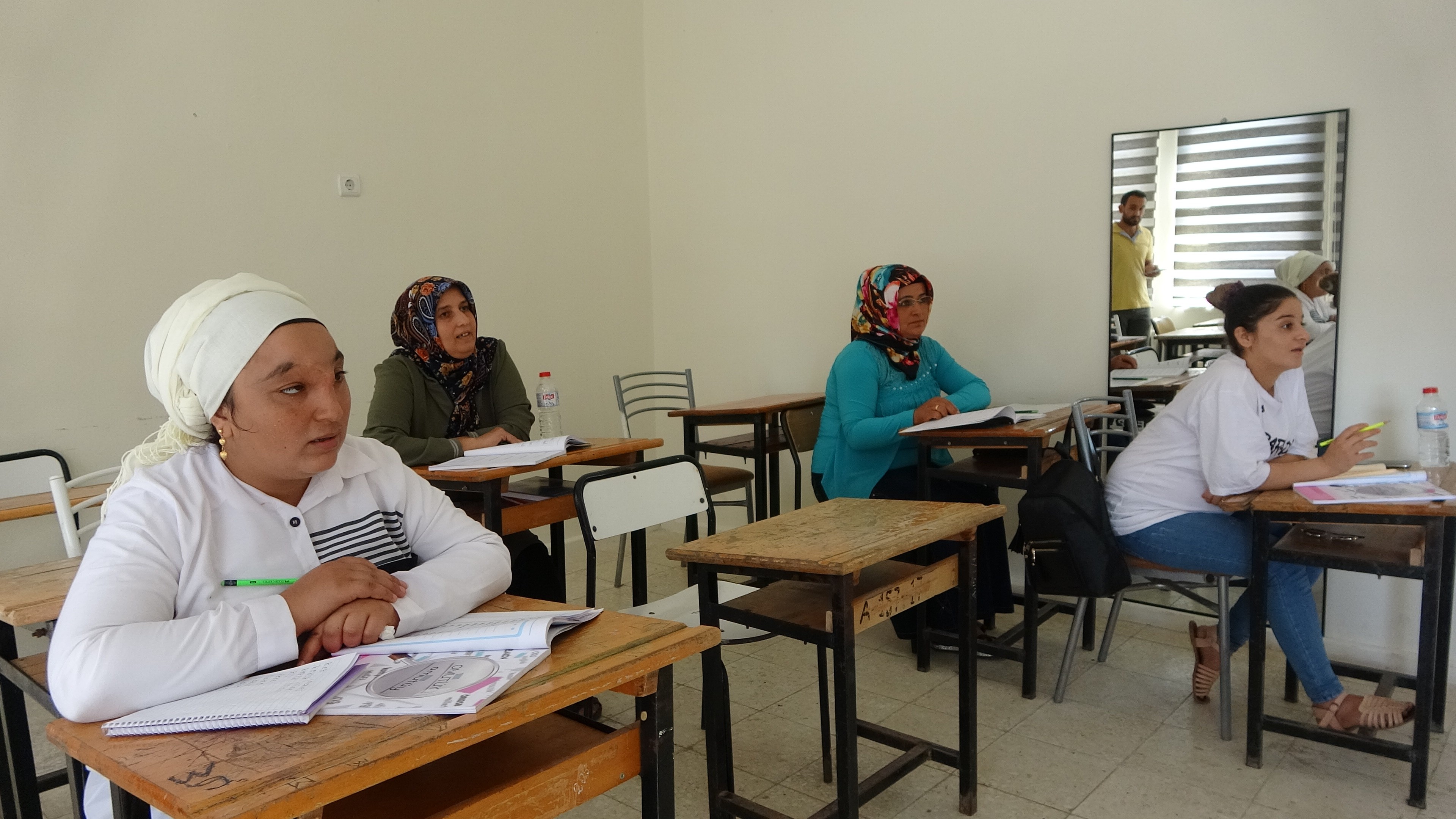 72 yaşındaki Ayşe ninenin okuma azmi herkese örnek