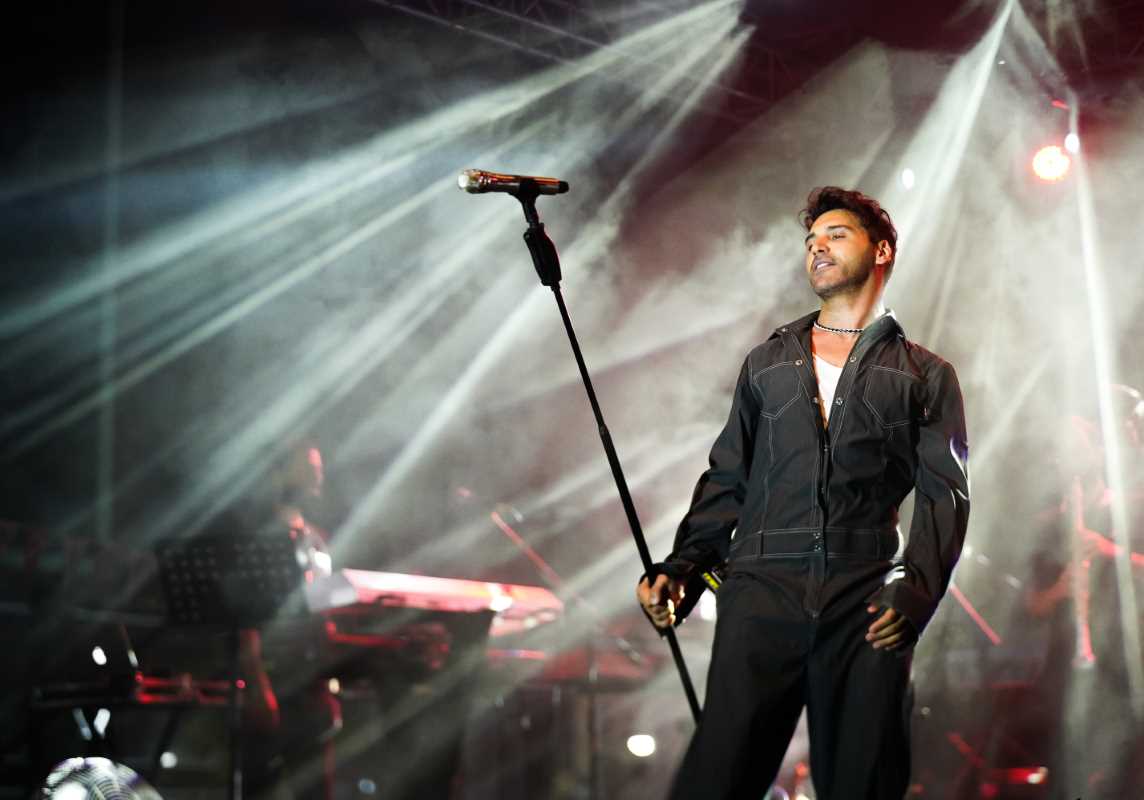 Hasta yatağından kalktı sahneye çıktı