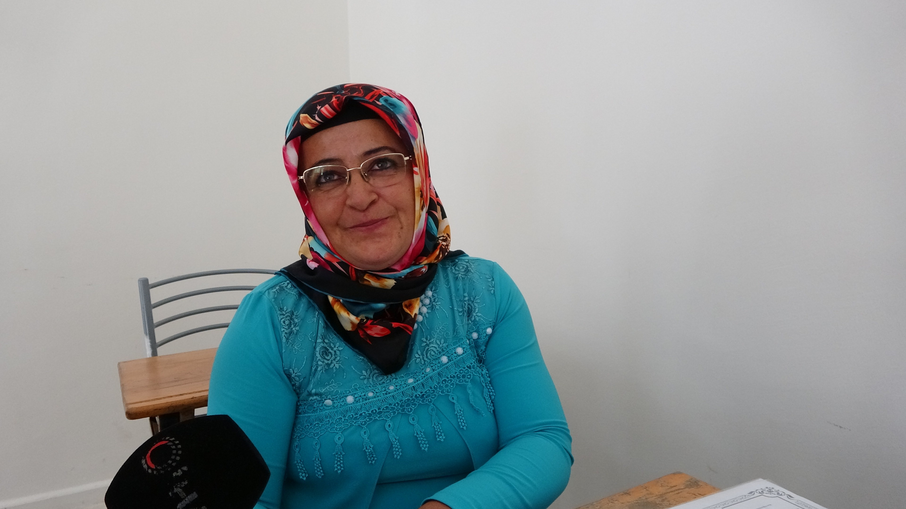 72 yaşındaki Ayşe ninenin okuma azmi herkese örnek