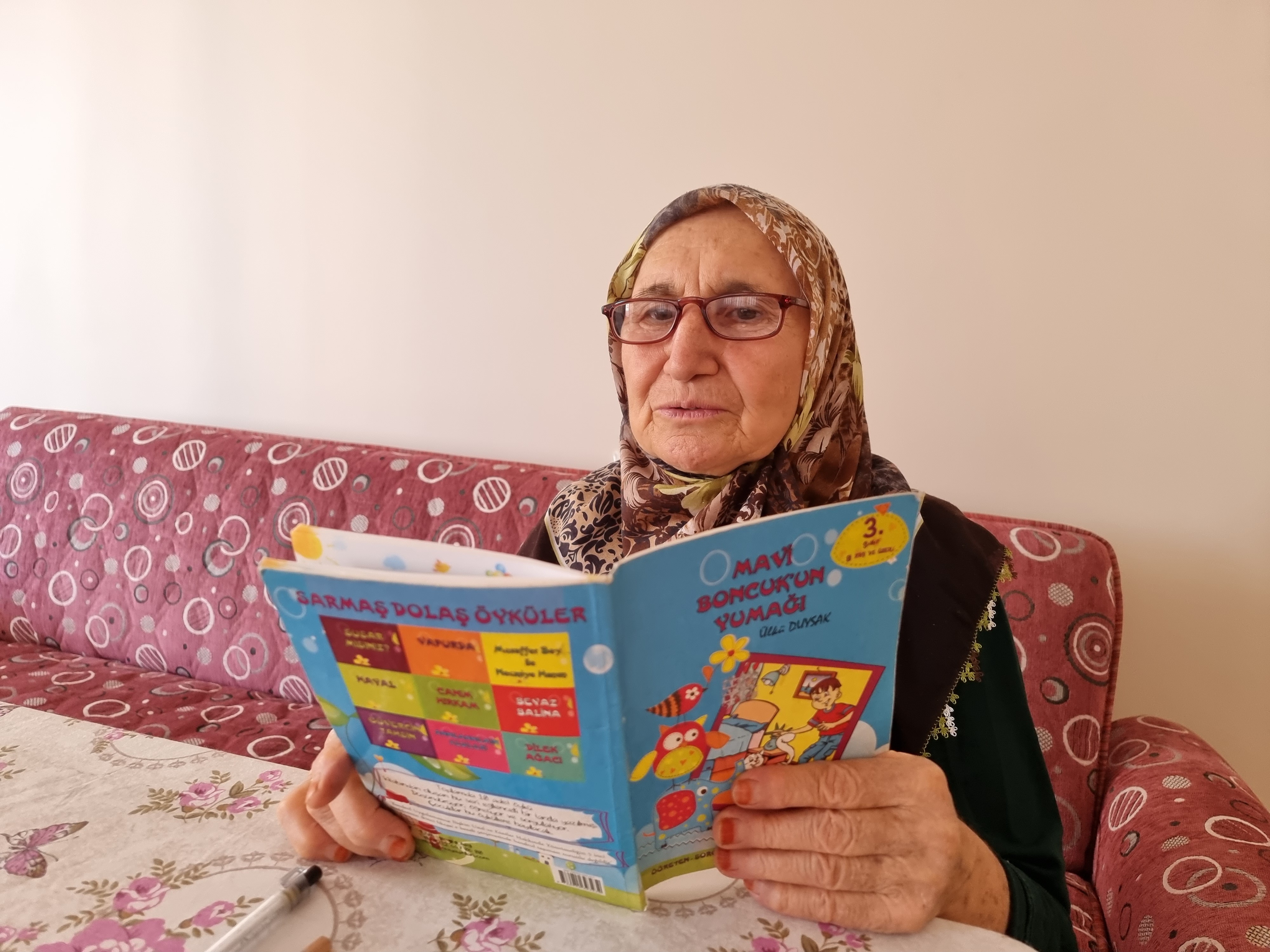 72 yaşındaki Ayşe ninenin okuma azmi herkese örnek