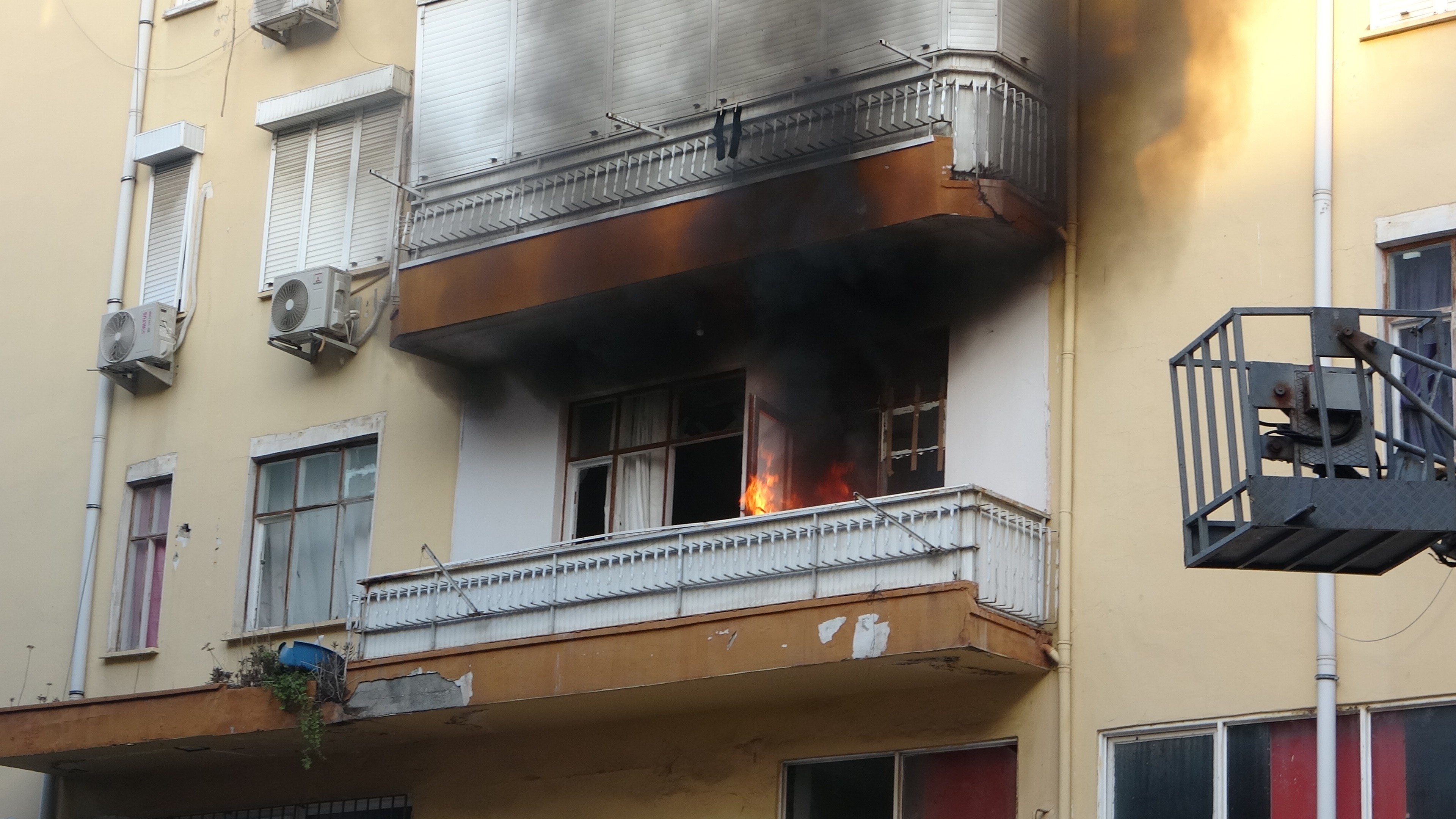 Sinir krizi geçiren kadın evinin balkonunu yaktı, camları kırıp eline ne geçtiyse sokağa fırlattı
