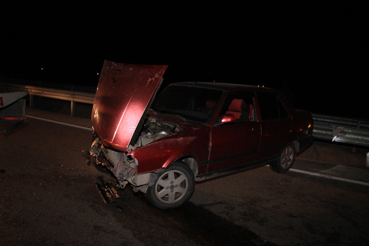 Manisa'da iki otomobil çarpıştı: 2 yaralı