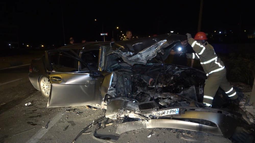EDS direğine çarpan lüks otomobil hurdaya döndü, sürücü ağır yaralandı