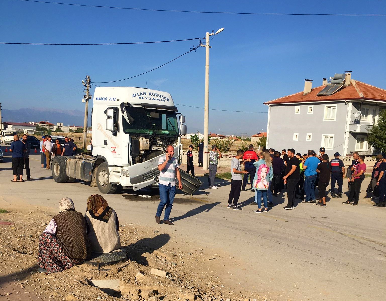 Tır kontrolsüz kavşakta işçi servisine çarptı: 2’si ağır 17 kişi yaralandı