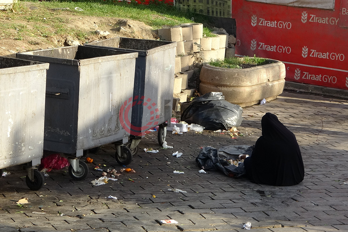 Beyoğlu’nda zabıtayı isyan ettiren olay: Vatandaş yakalanan dilenciye para verdi