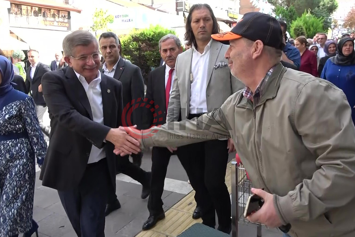 Amasya’da cami çıkışı yuhalanan Ahmet Davutoğlu sokakta vatandaşla tartıştı