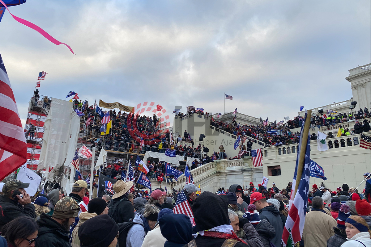 ABD Kongre Binası baskını sırasında kongre liderlerinin yaşadığı gergin anların görüntüleri ilk kez yayınlandı