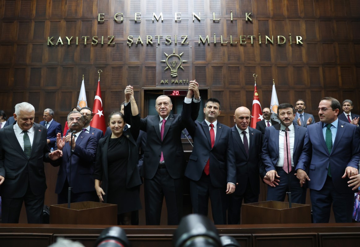 Cumhurbaşkanı Erdoğan Mehmet Ali Çelebi'ye rozetini taktı