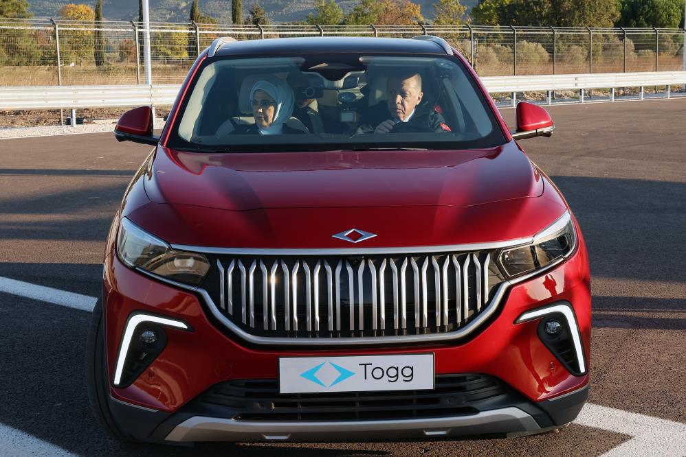 Yerli otomobil Togg banttan indi, Cumhurbaşkanı Erdoğan kullandı