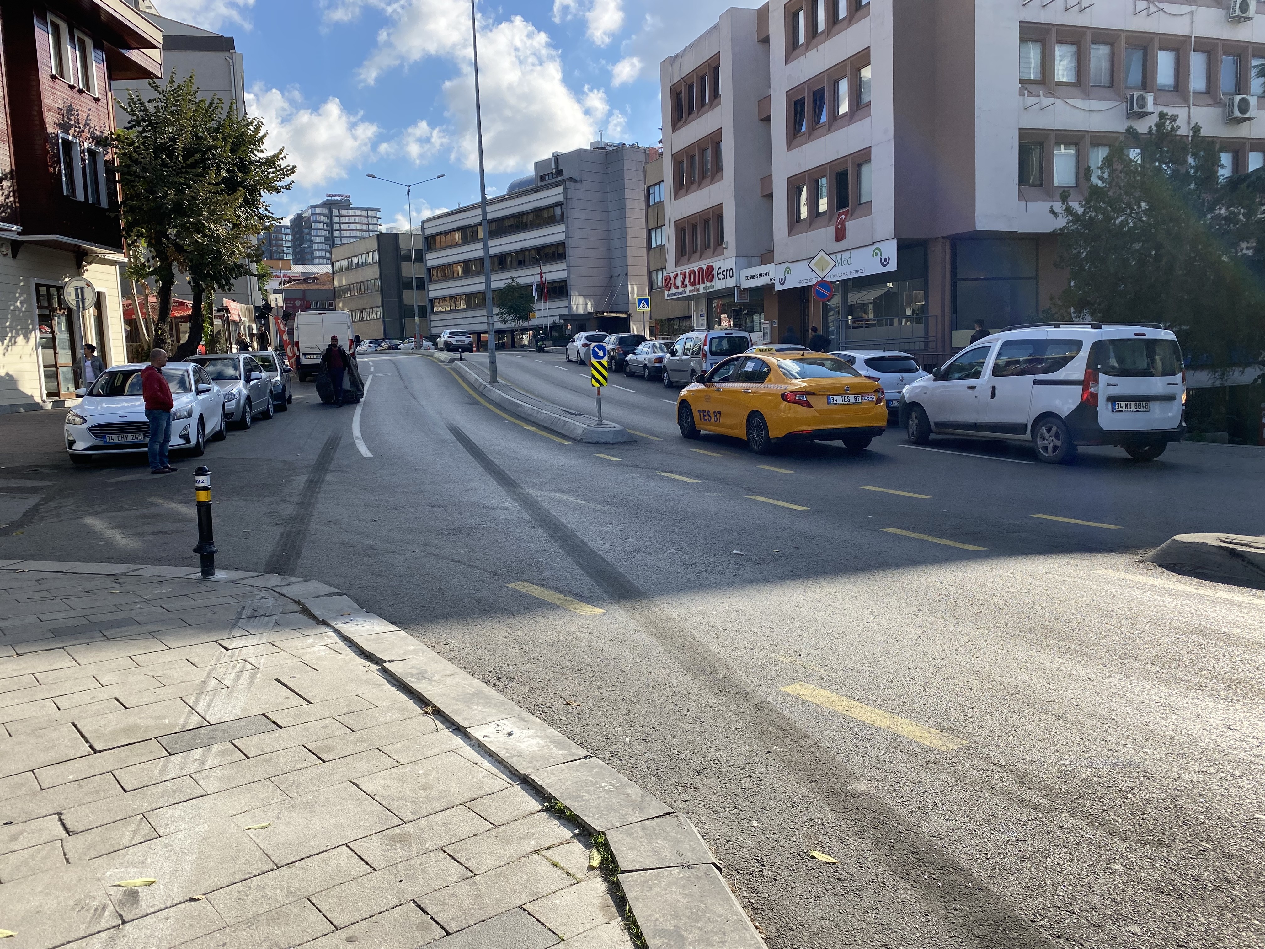 Kadıköy’de kontrolden çıkan İETT otobüsü müzenin duvarına çarptı
