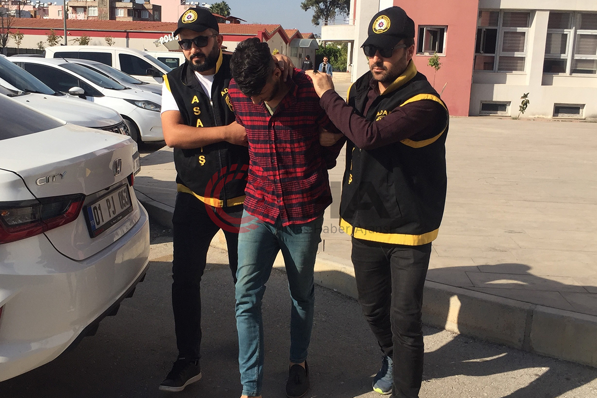 Yaşlı kadının ağzını kapatıp telefon ve cüzdanını gasp ettiler