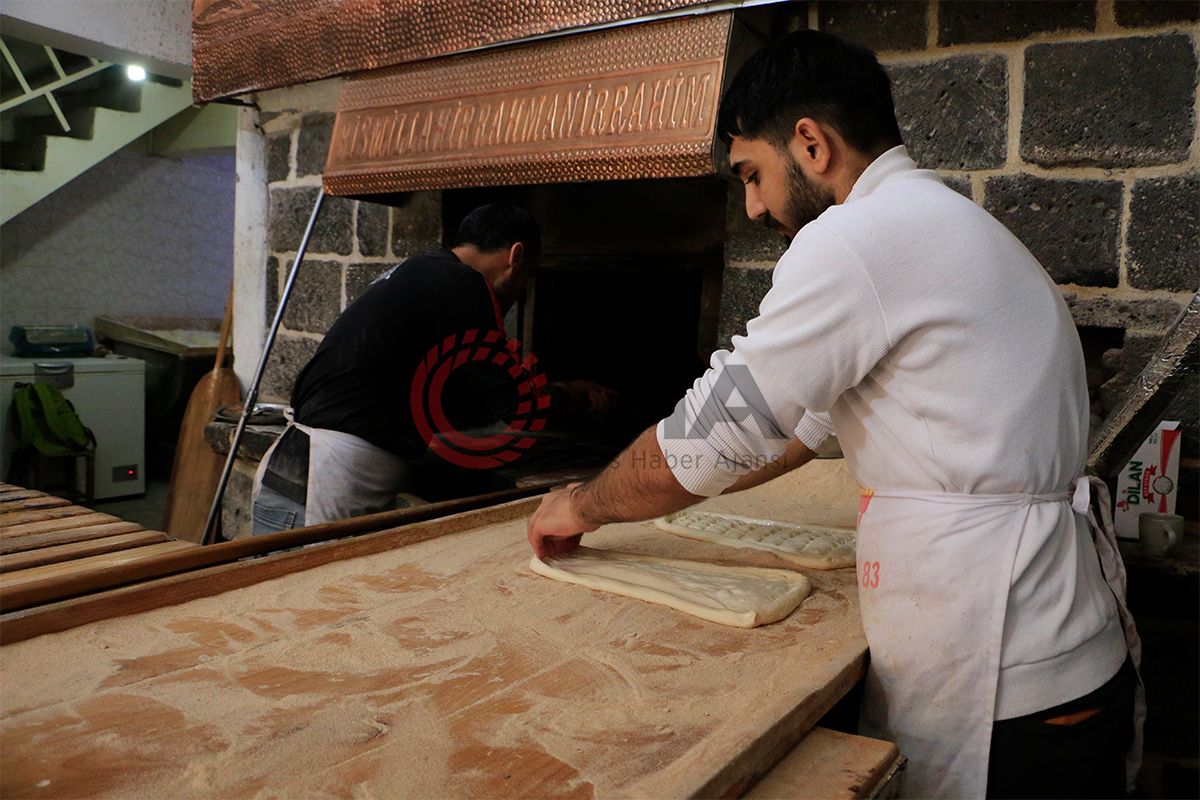 1865’ten bu yana üretilen ‘Diyarbakır ekmeği’ yerli ve yabancı vatandaşların damağına hitap ediyor