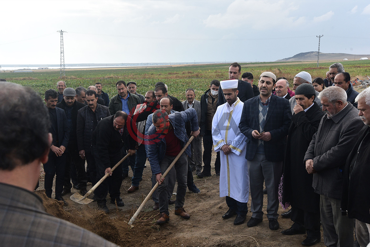 Kuduz nedeniyle hayatını kaybeden çocuk gözyaşları içinde toprağa verildi