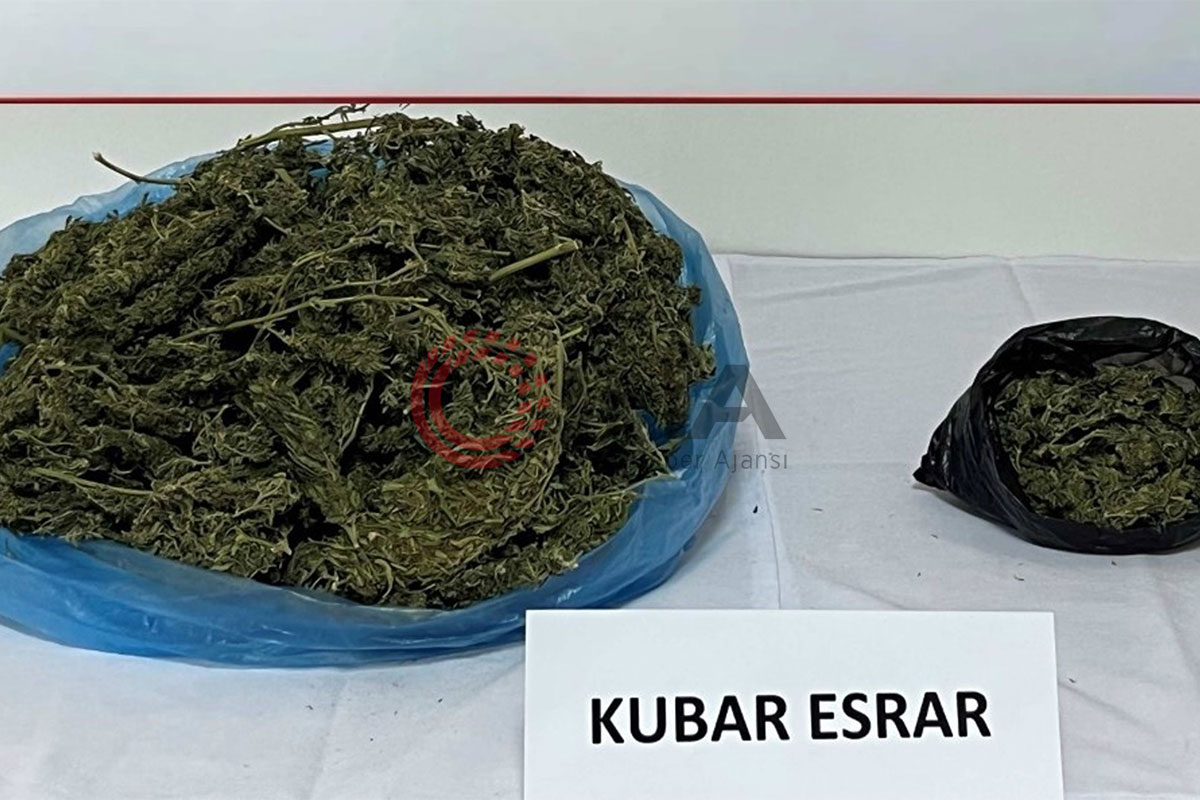 1,5 kilogram kubar esrarla yakalandı, çorabından bile çıktı