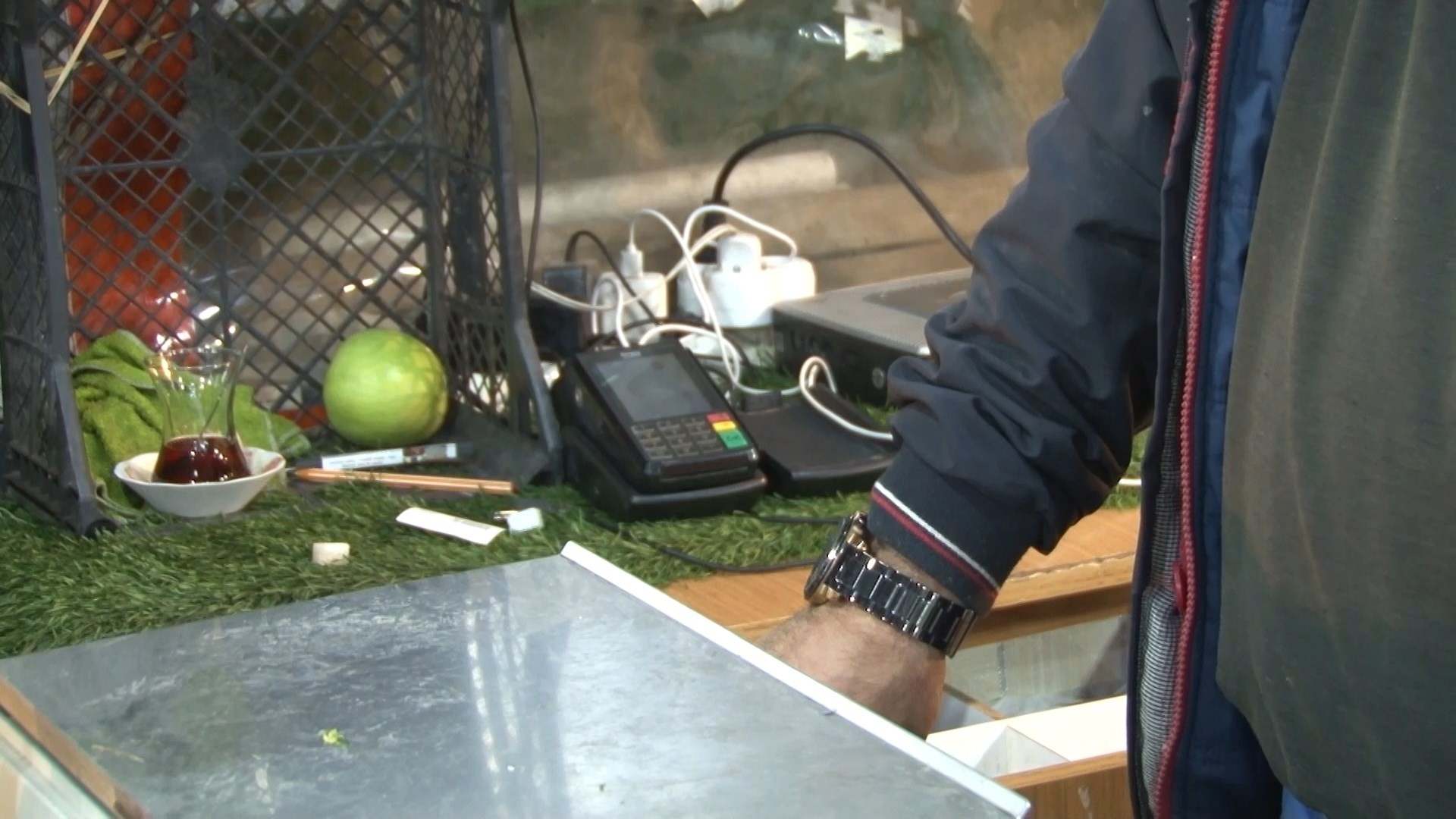 Manav çalışanı uyudu, hırsız peyder pey manavı soydu