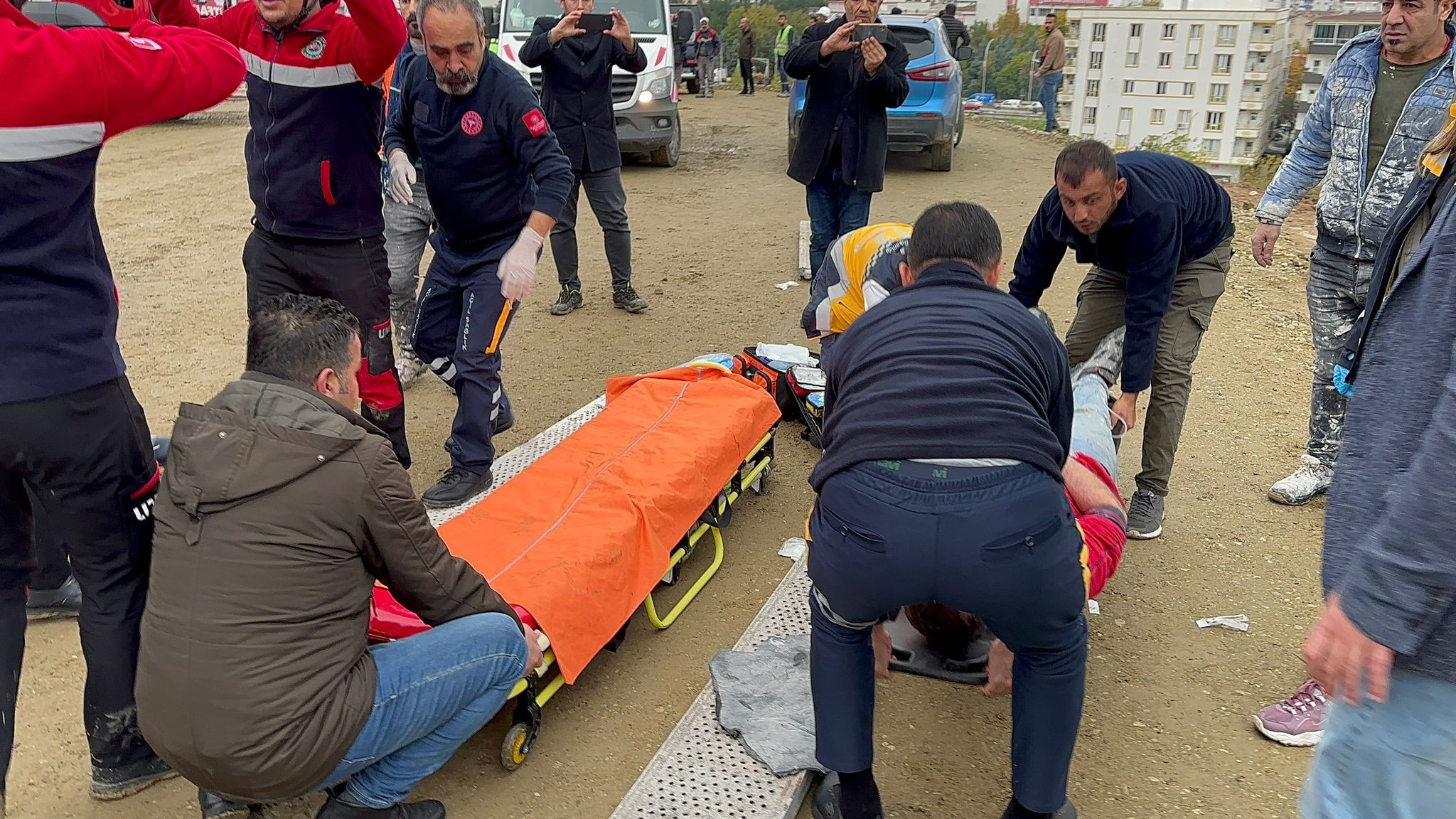 Batman Valiliği'nden cami külliyesi çökmesi hakkında açıklama: 1 ölü, 19 yaralı