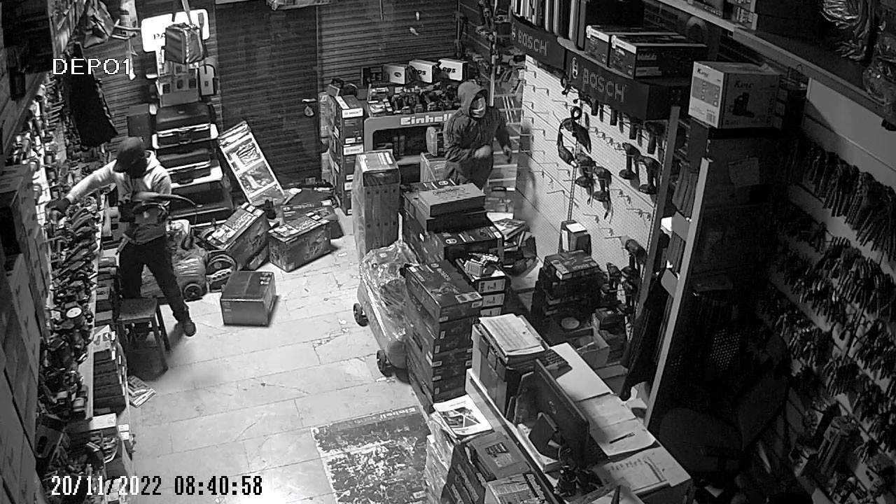 Otomobile yol verip soyguna devam ettiler