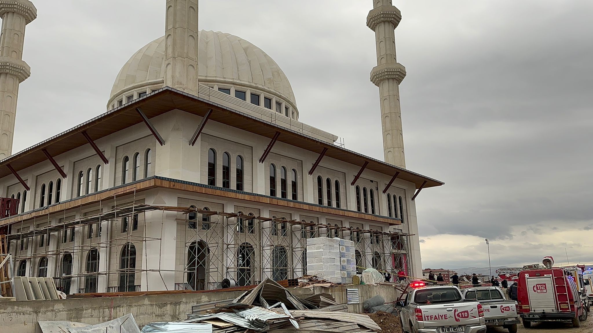 Batman Valiliği'nden cami külliyesi çökmesi hakkında açıklama: 1 ölü, 19 yaralı