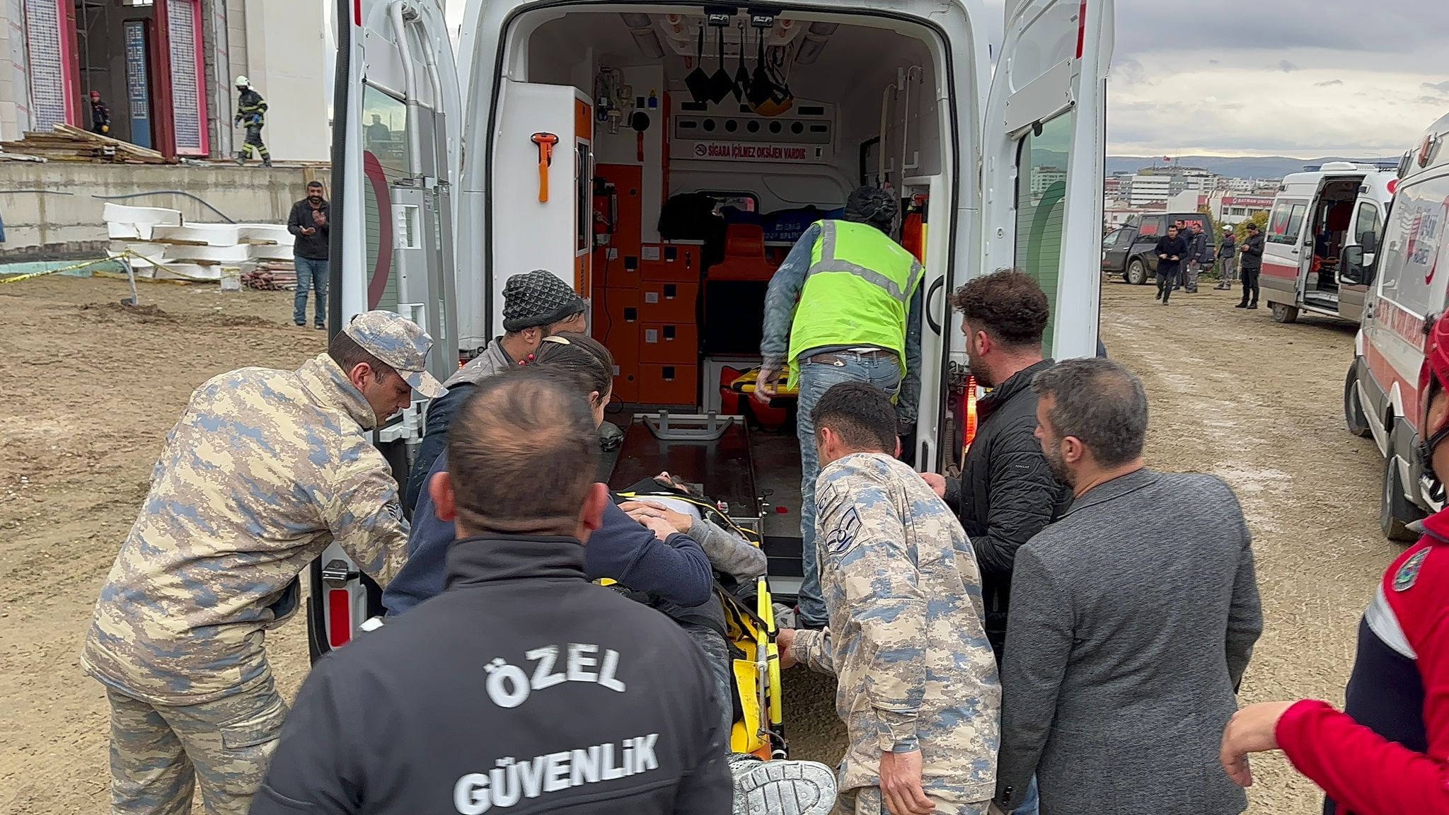 Batman Valiliği'nden cami külliyesi çökmesi hakkında açıklama: 1 ölü, 19 yaralı