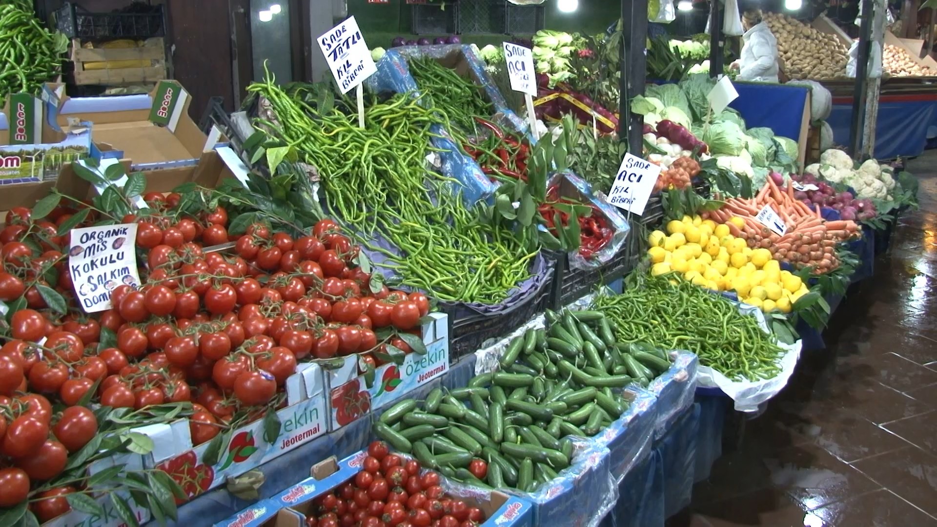 Manav çalışanı uyudu, hırsız peyder pey manavı soydu