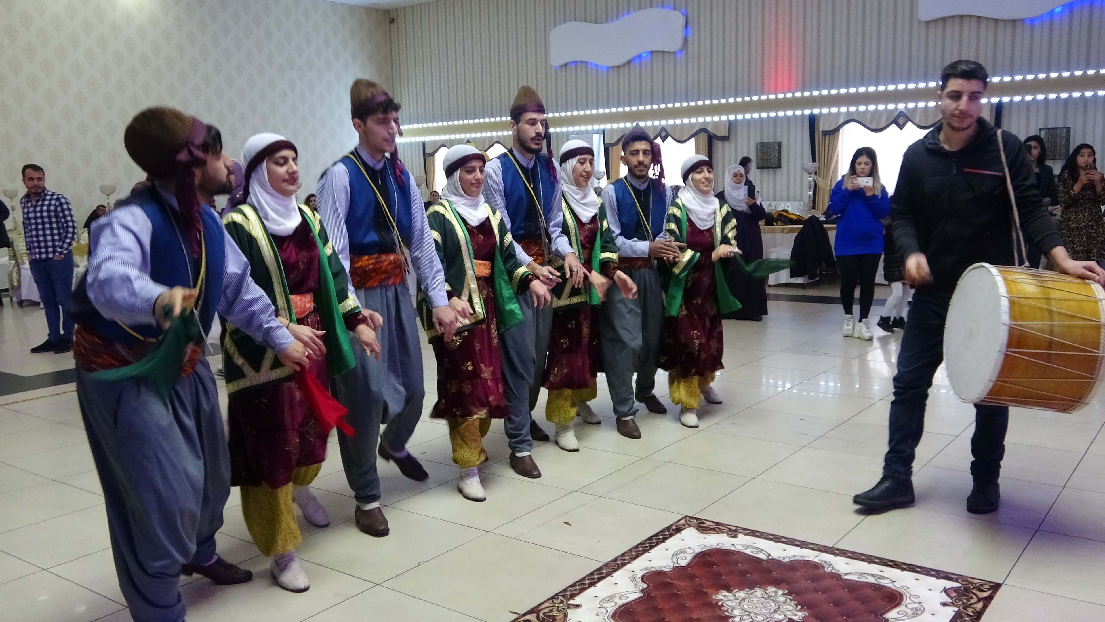 Aile dağdan kurtardıkları oğullarına askerlik sonrası nişan yaptı