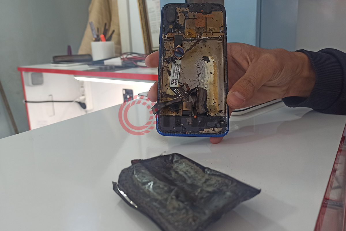Cep telefonu bomba gibi patladı
